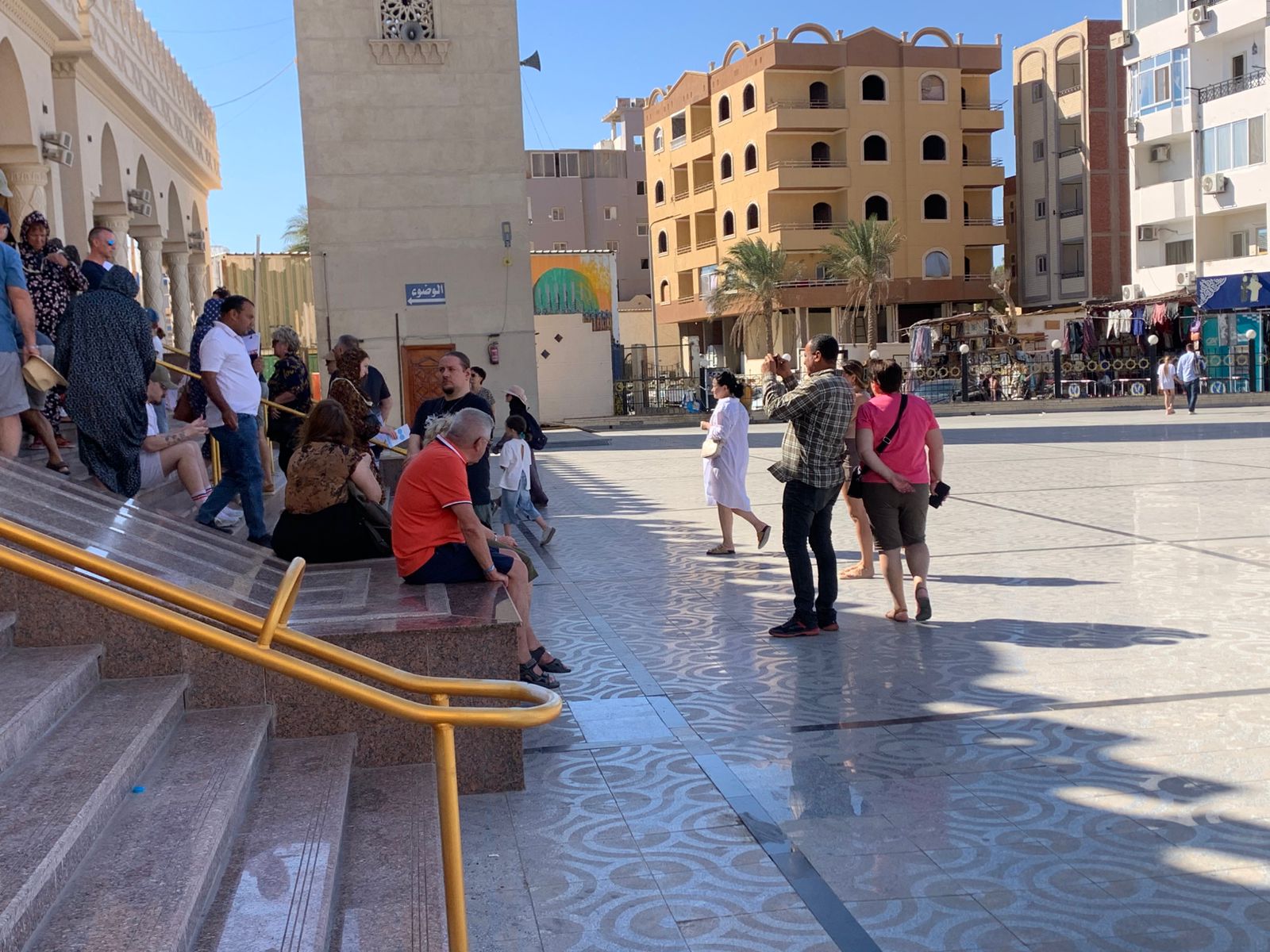 السياح على سلالم المسجد