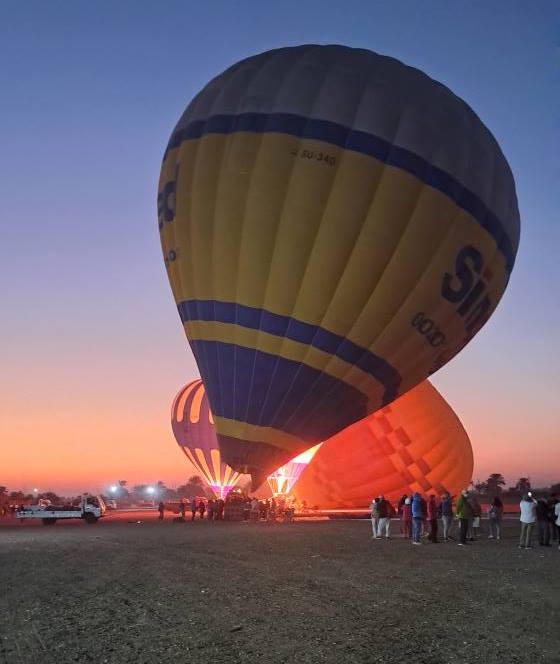 جانب من تجهيز رحلات البالون للتحليق فى السماء جانب من تجهيز رحلات البالون للتحليق فى السماء