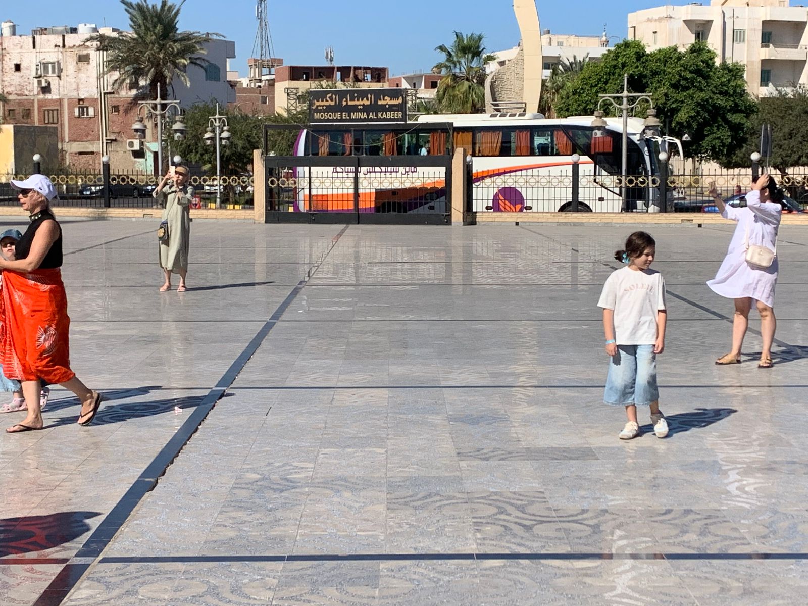 حافلات سياحية تنقل السياح من الفنادق للمسجد