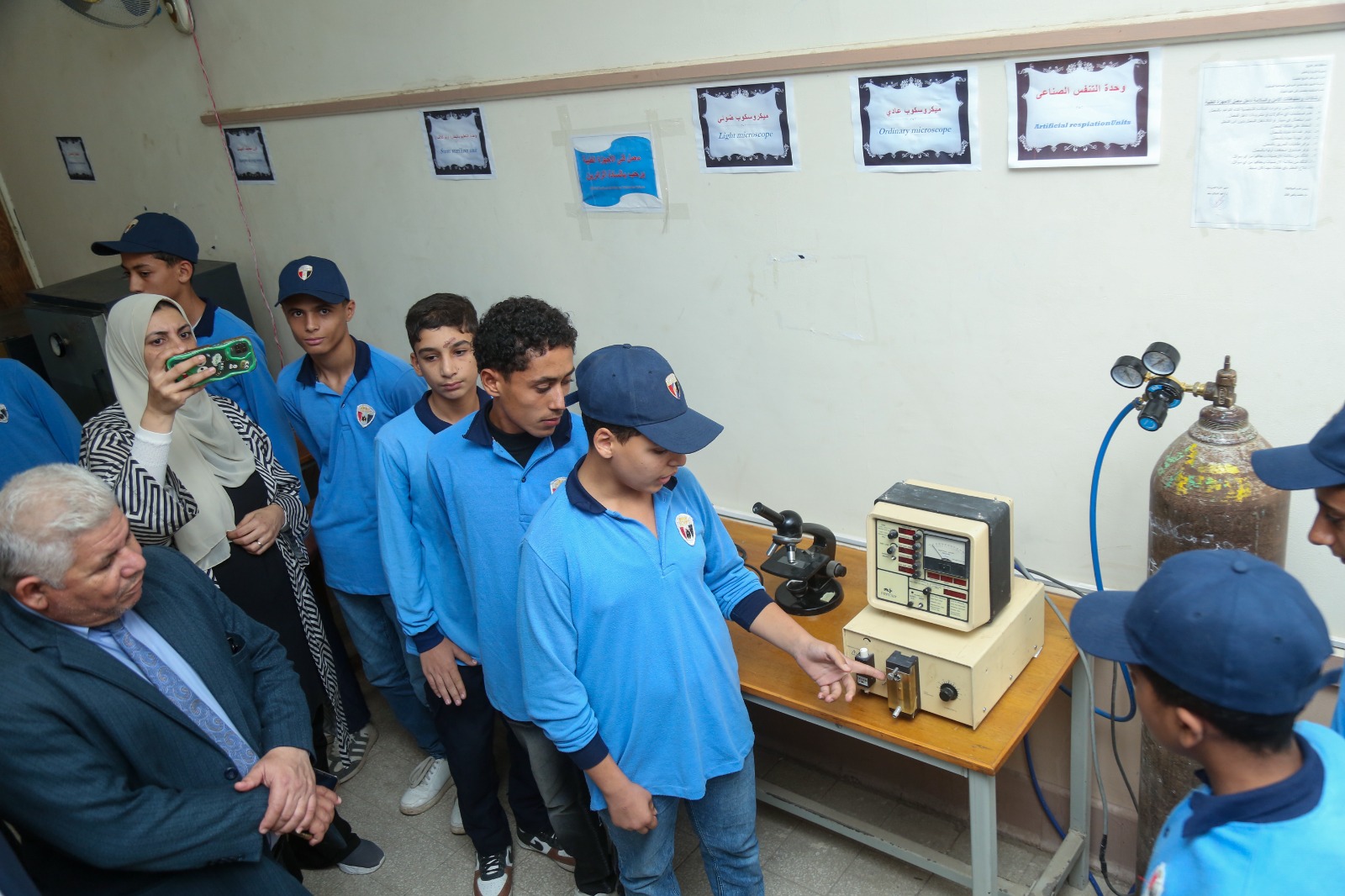 اجراء الطلاب لتجربة أمام محافظ كفر الشيخ