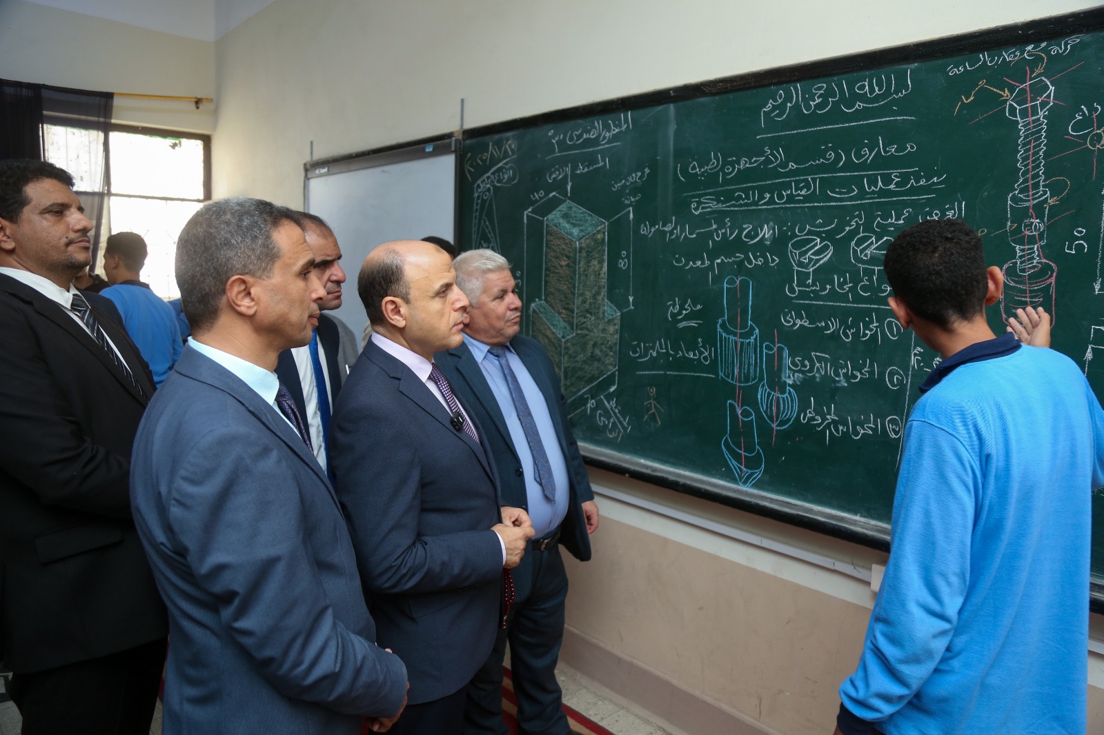 محافظ كفر الشيخ يناقش الطلاب فيما درسوه