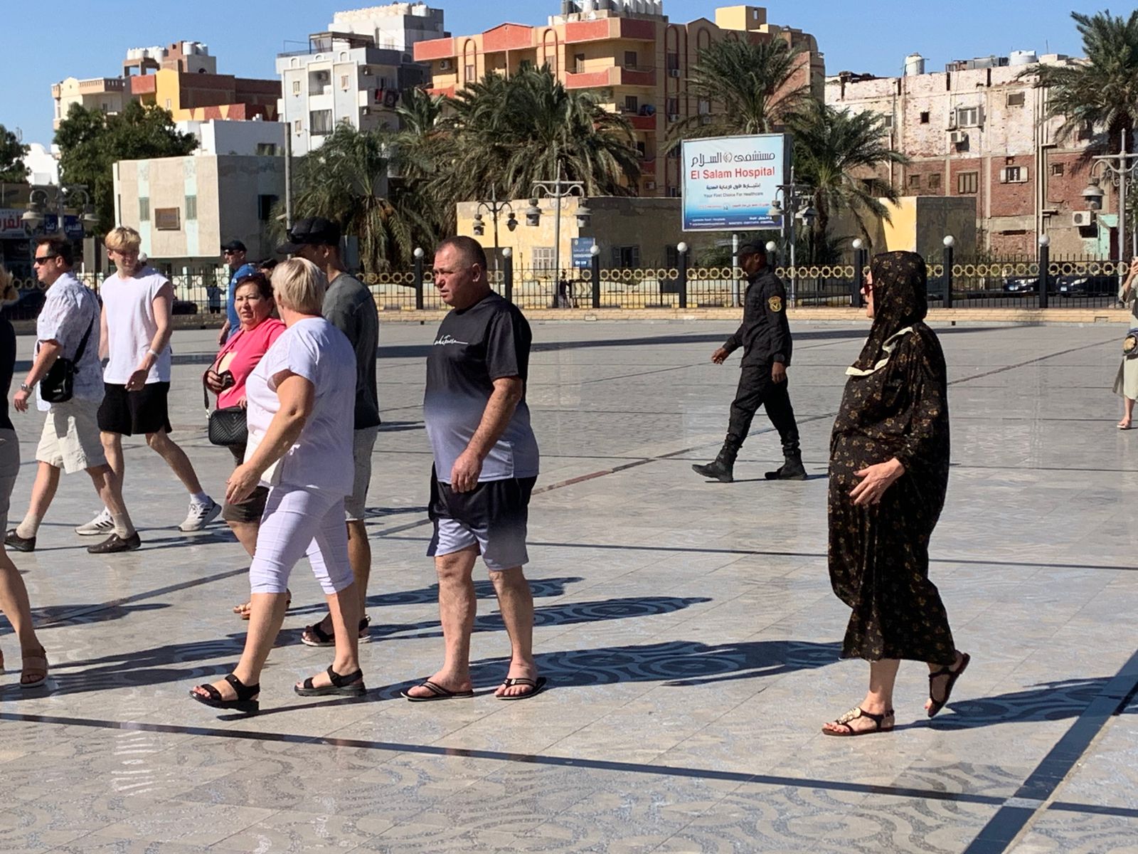 وفود سياحية من جنسيات مختلفة