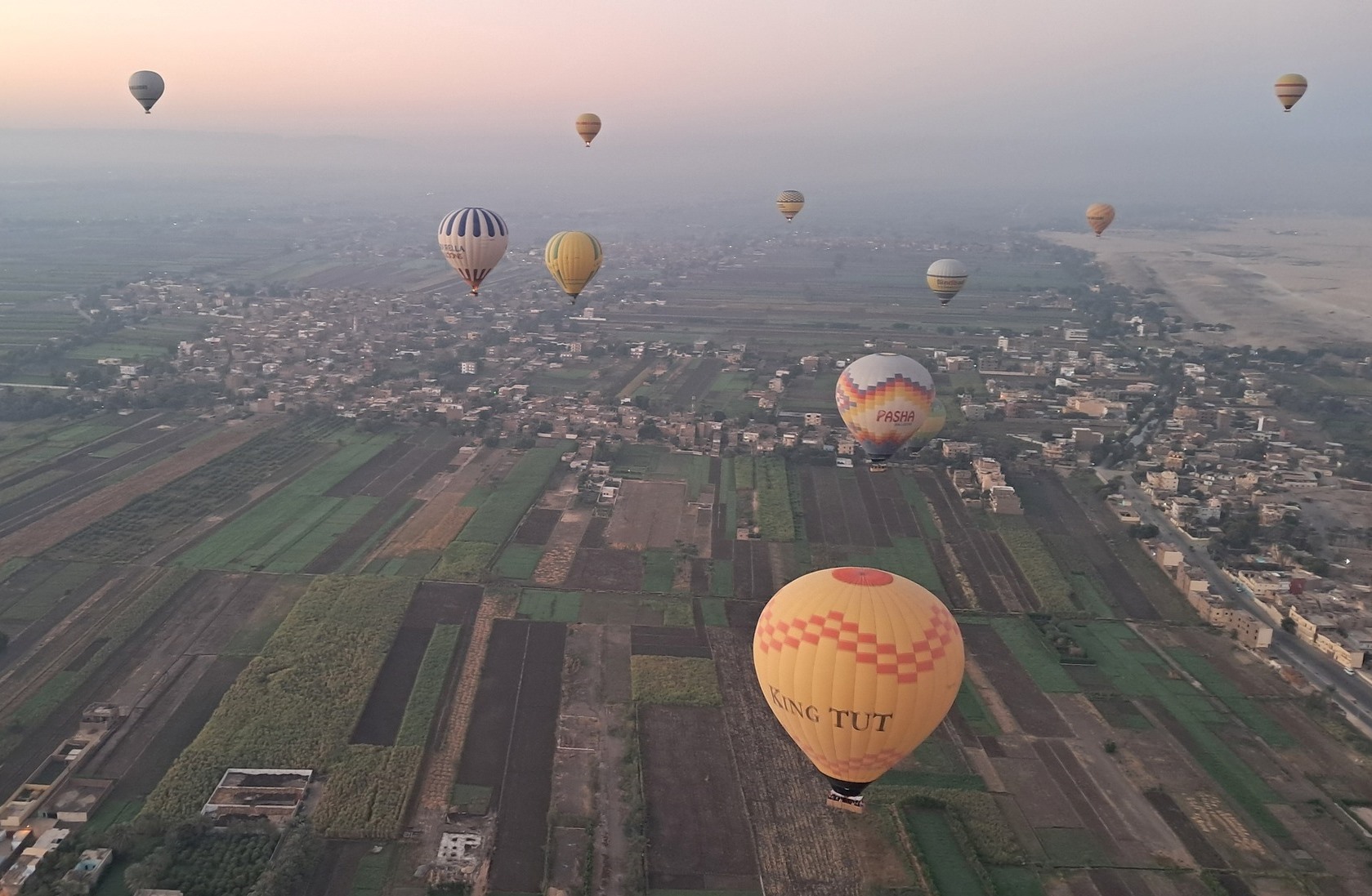 طقس الأقصر اليوم سطوع للشمس وتحليق رحلات البالون الطائر طقس الأقصر اليوم سطوع للشمس وتحليق رحلات البالون الطائر