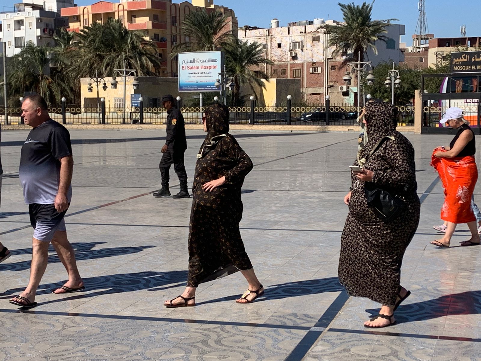 السائحات يرتدن الاسدال أثناء دخول المسجد 