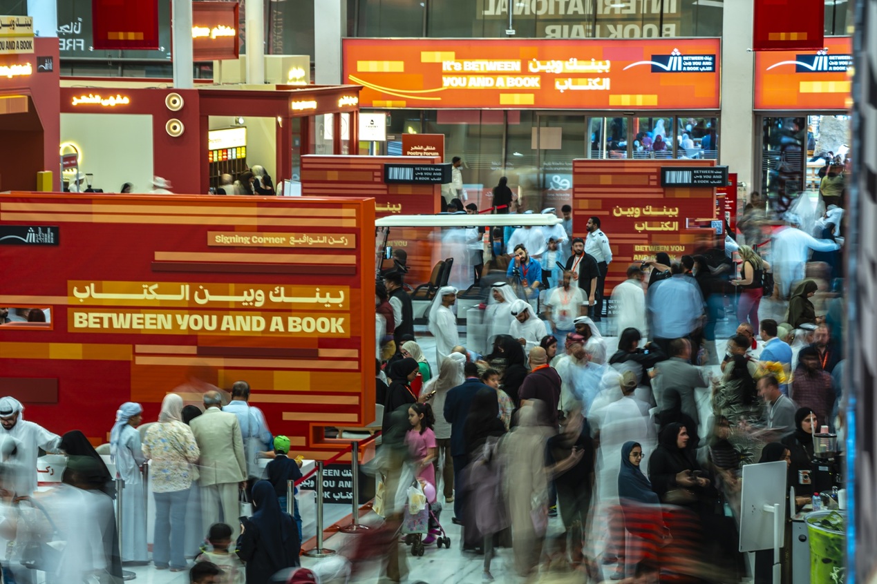 الإقبال الكثيف على معرض الشارقة للكتاب
