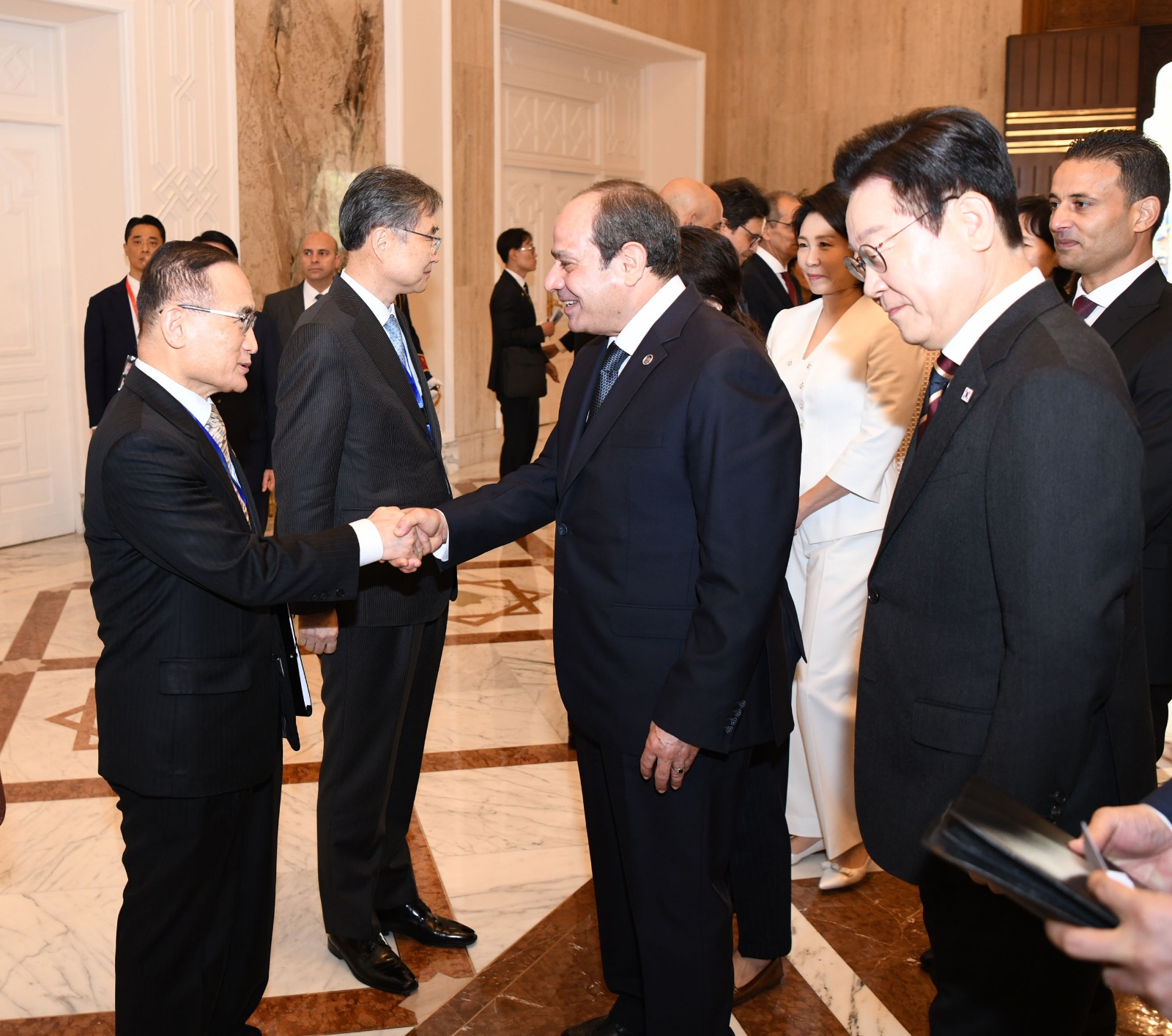 الرئيس السيسي يستقبل الوفد الكورى (11)