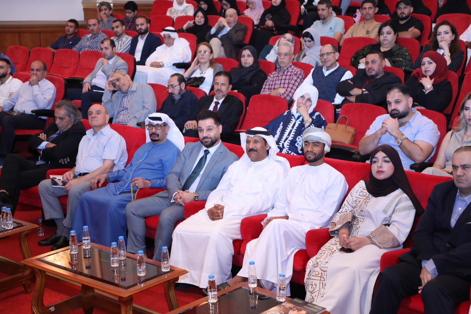 خلال الأمسية الشعرية خلال الأمسية الشعرية