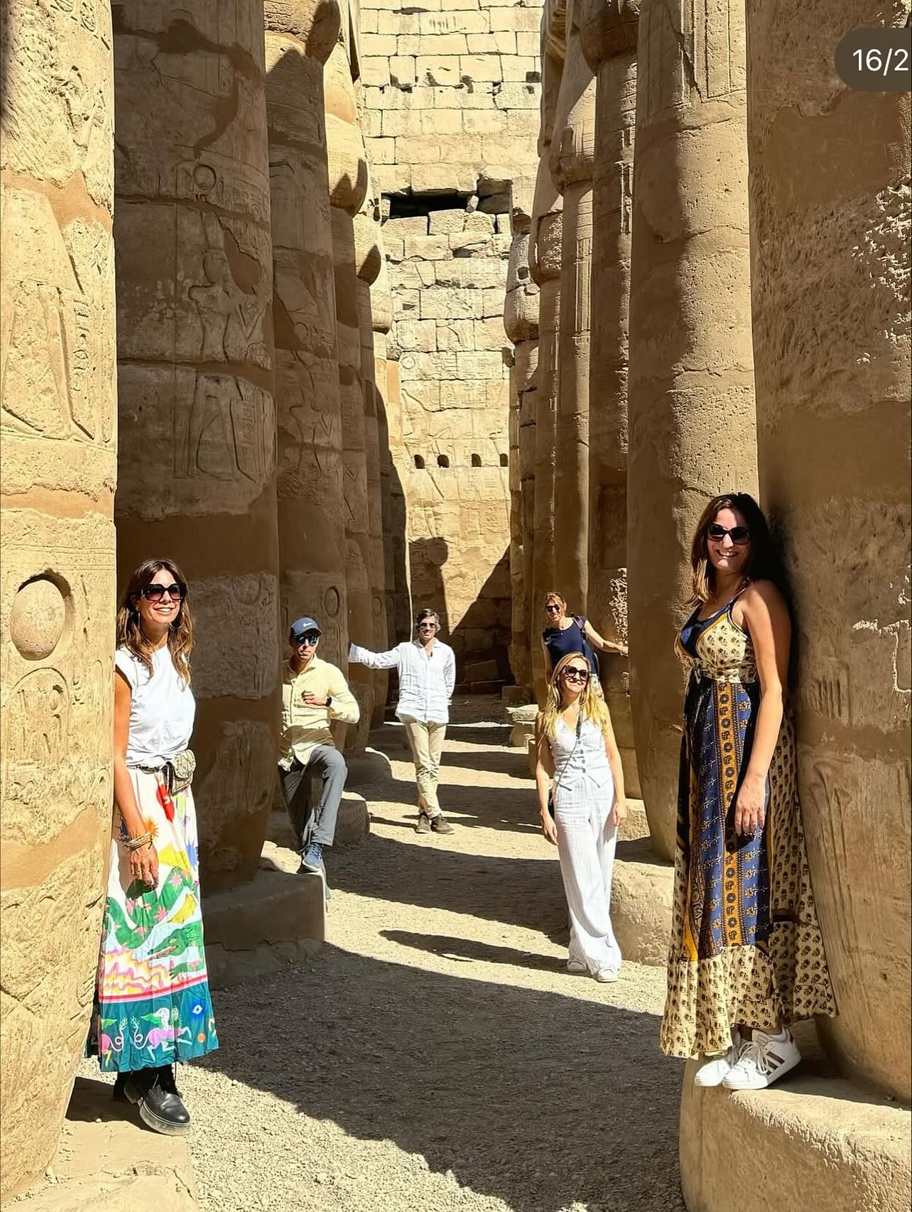 متعة السائحين بالصور التذكارية بين أعمدة الكرنك متعة السائحين بالصور التذكارية بين أعمدة الكرنك