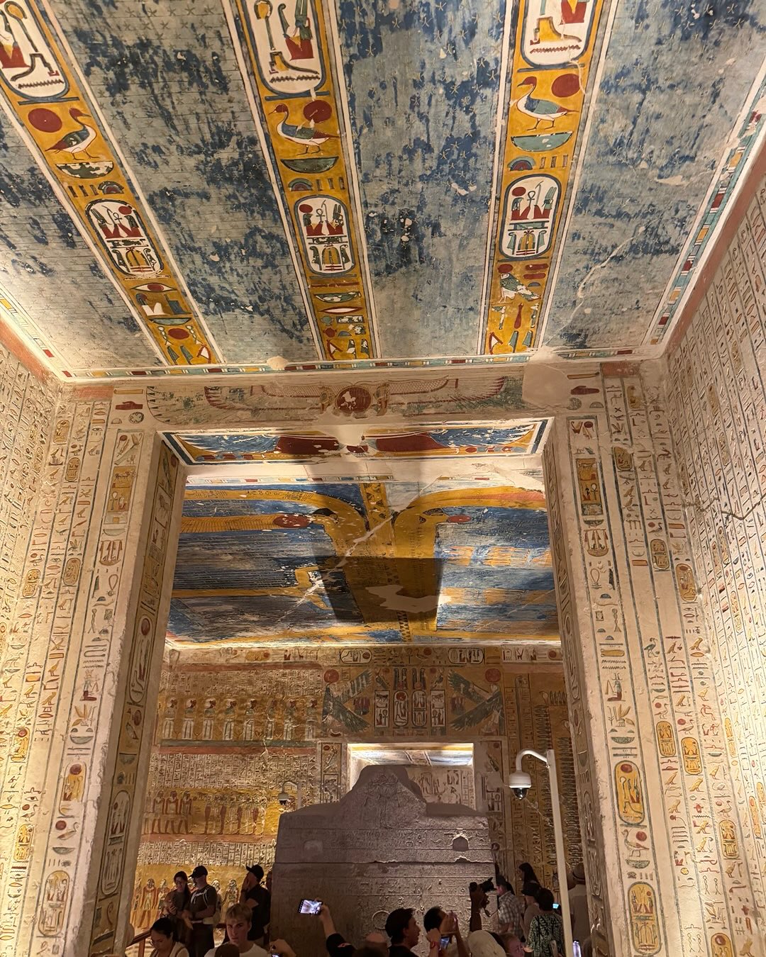 إقبال السائحين على مقابر الملوك والملكات بالأقصر إقبال السائحين على مقابر الملوك والملكات بالأقصر