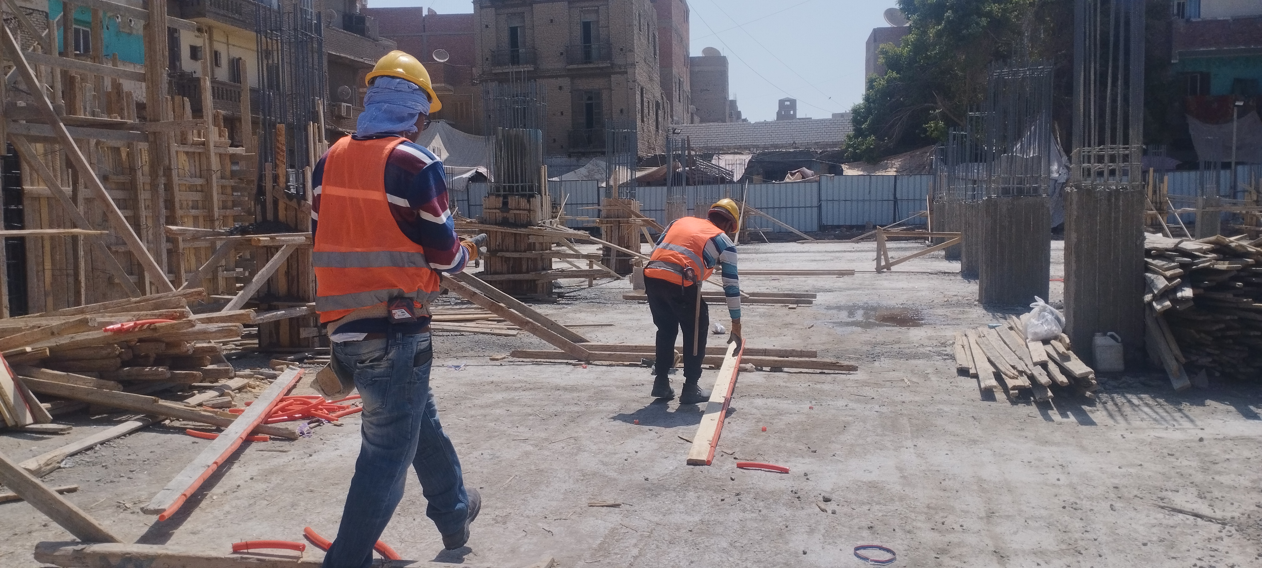 العمال فى مرحلة الخرسانة