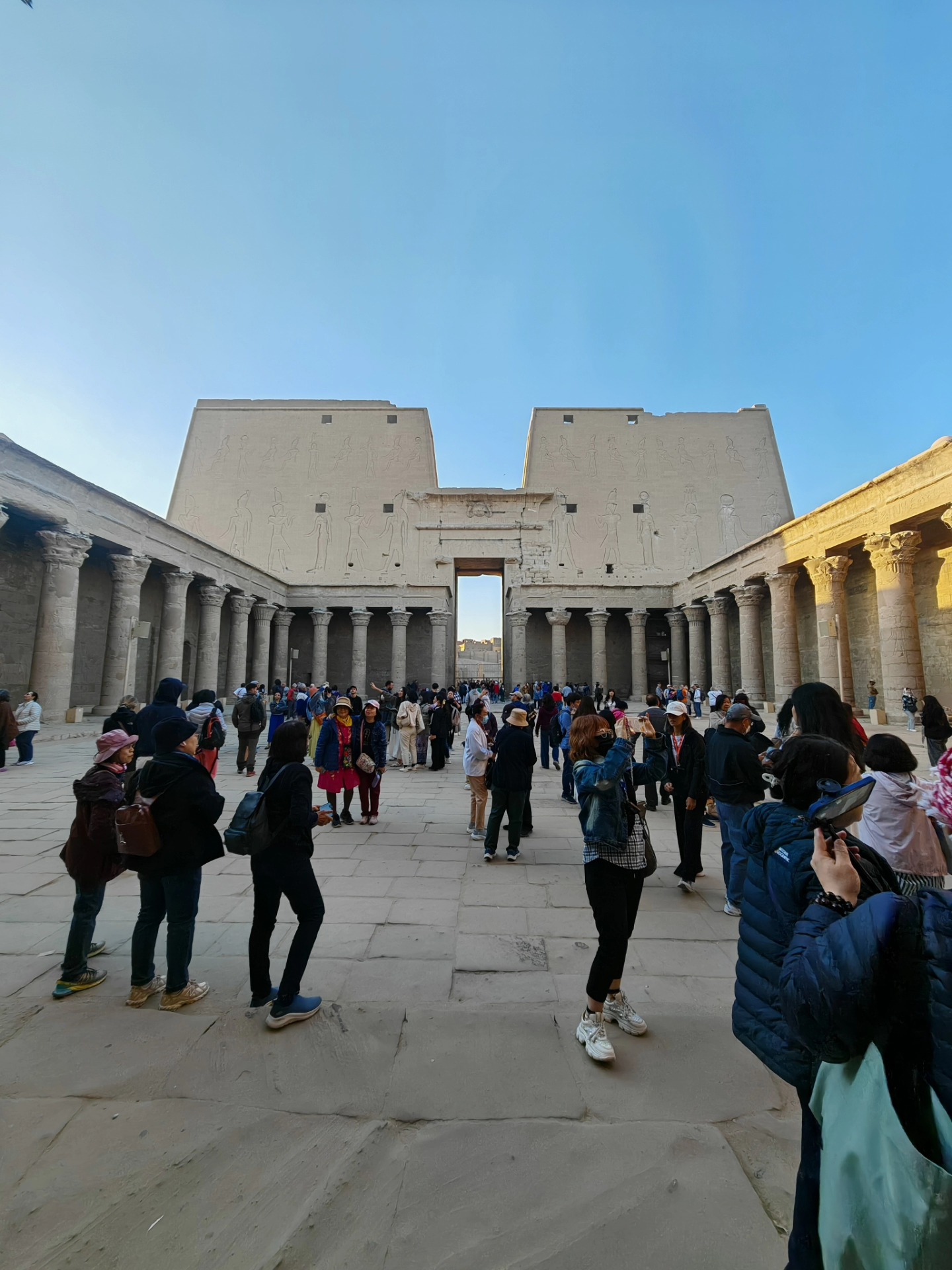 سياح العالم يستمتعون بسحر الطقس الشتوى الدافئ صباحاً بين المعابد التاريخية بالأقصر سياح العالم يستمتعون بسحر الطقس الشتوى الدافئ صباحاً بين المعابد التاريخية بالأقصر