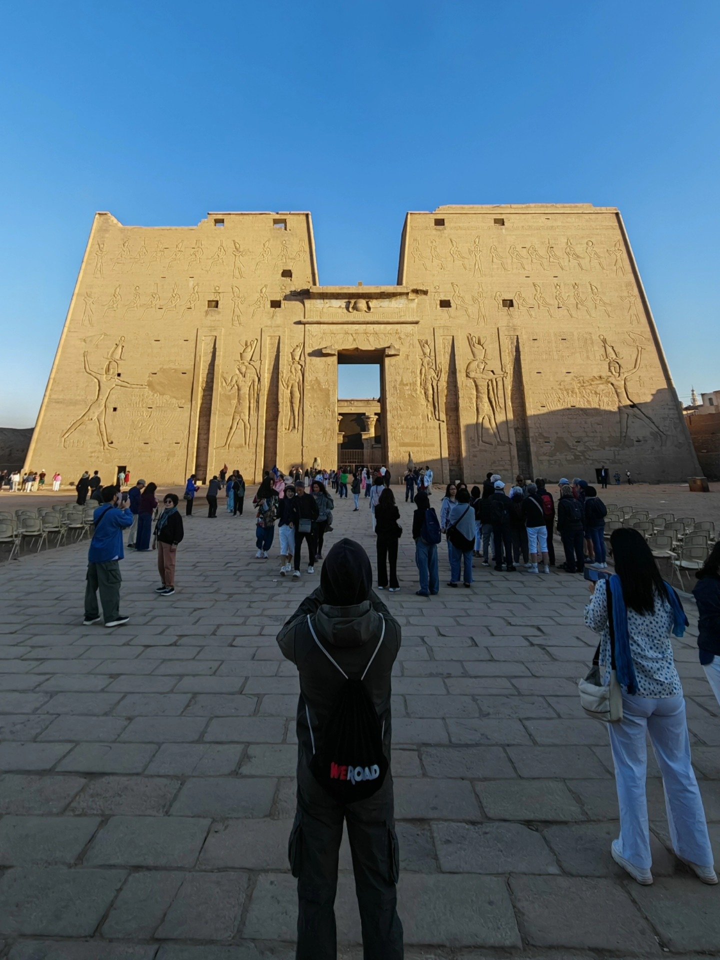 السياح يستمتعون بسحر الطقس الشتوى الدافئ صباحاً بين المعابد التاريخية بالأقصر السياح يستمتعون بسحر الطقس الشتوى الدافئ صباحاً بين المعابد التاريخية بالأقصر