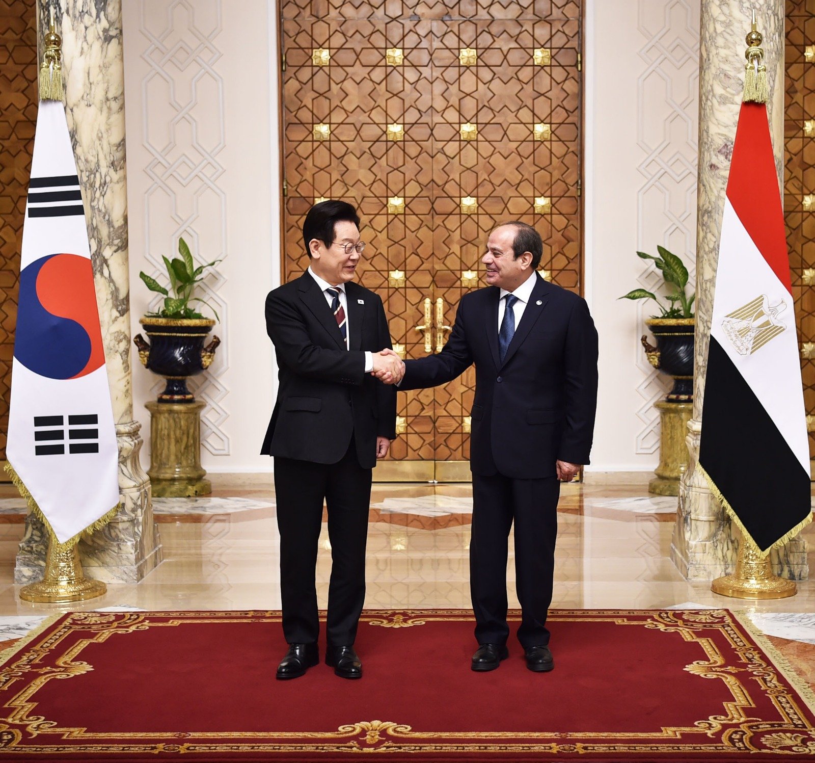 الرئيس السيسي يستقبل الوفد الكورى (2)