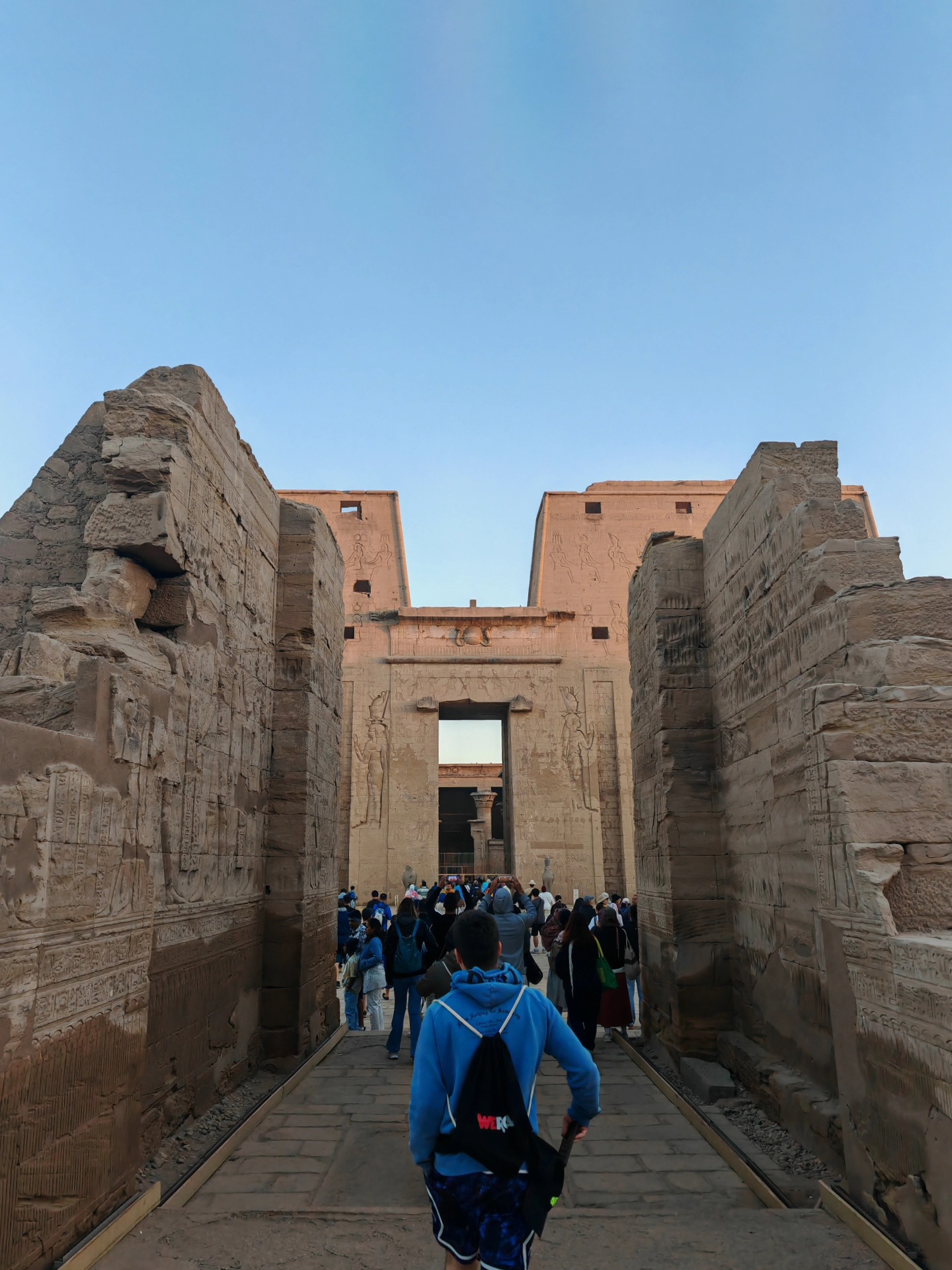 جانب من الإقبال السياحي فى قلب معابد الأقصر جانب من الإقبال السياحي فى قلب معابد الأقصر