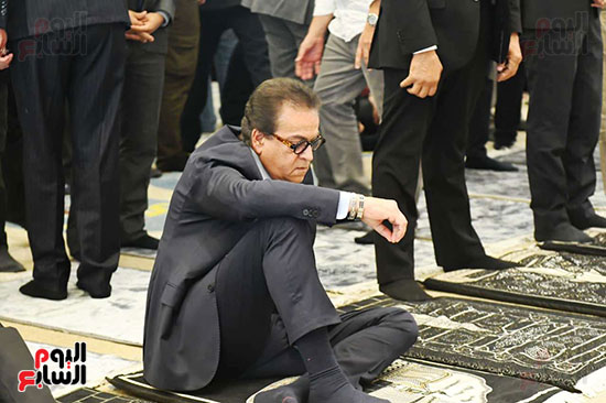 الدكتور خالد عبد الغفار نائب رئيس الوزراء ووزير الصحة خلال الجنازة