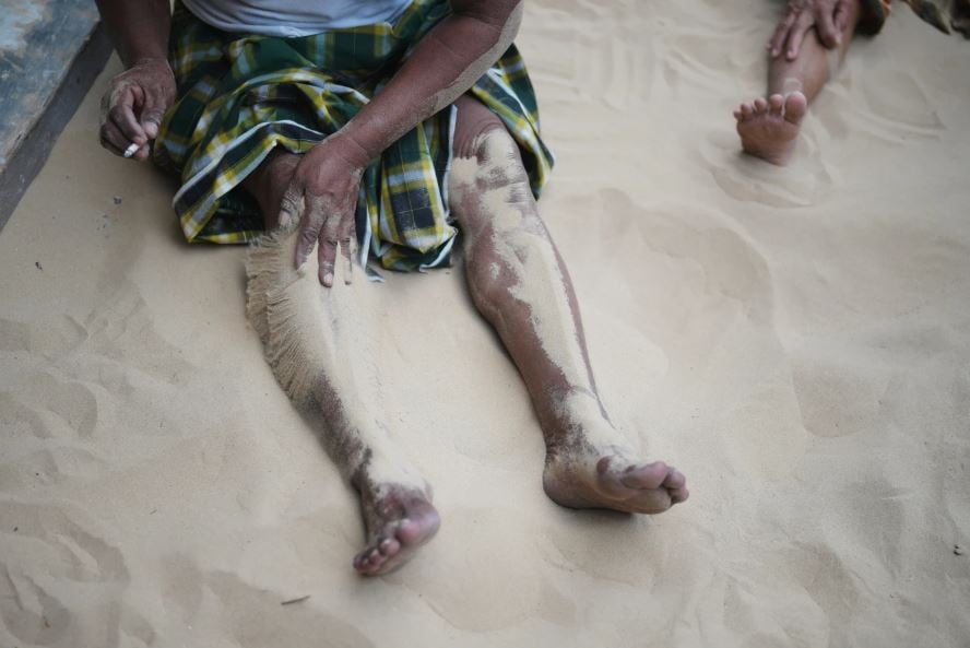 قرية إندونيسية تحافظ على تقاليد الحياة على الرمال (6)