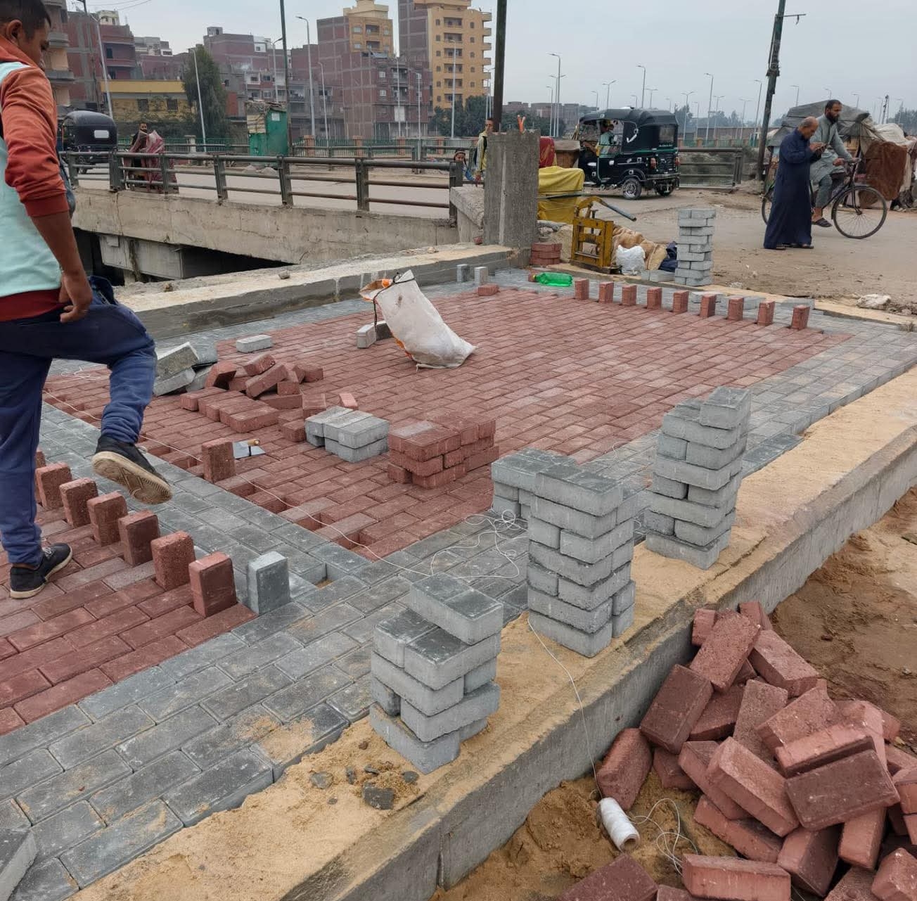 تركيب انترلوك الكورنيش تركيب انترلوك الكورنيش