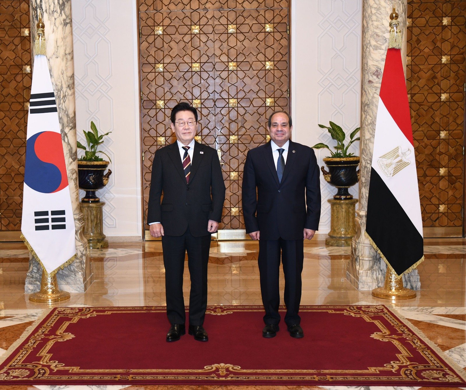 الرئيس السيسي يستقبل الوفد الكورى (3)