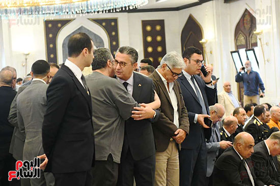 الحضور يقدم التعازى