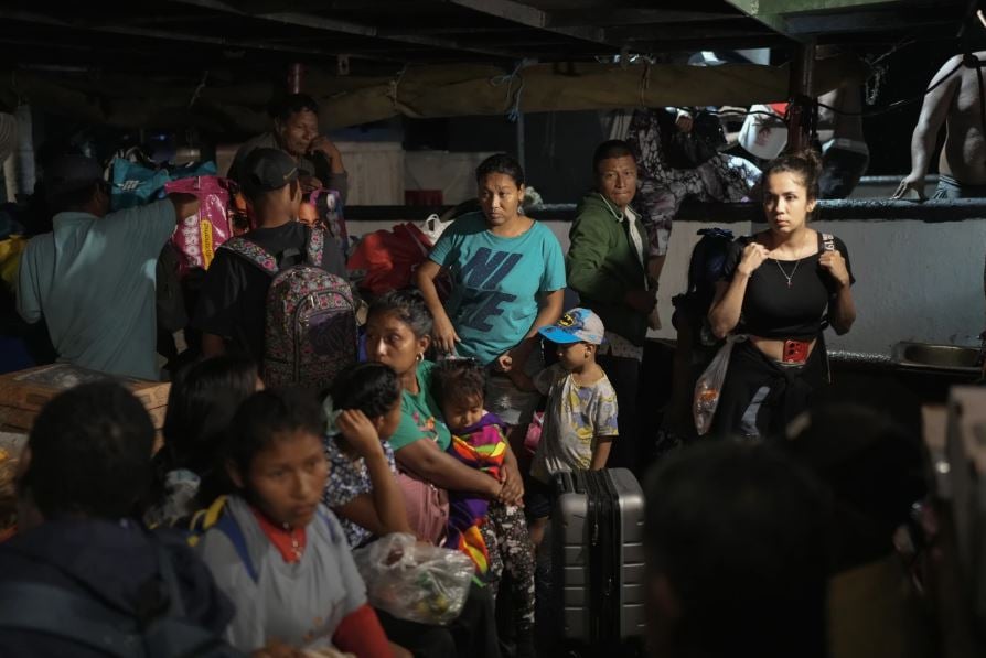 مقال مصور المهاجرون الفنزويليون يستخدمون طرقًا خطيرة في موجة الهجرة العكسية (4)