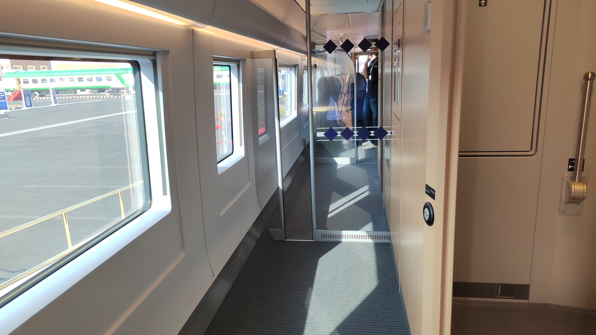 ممر داخل القطار