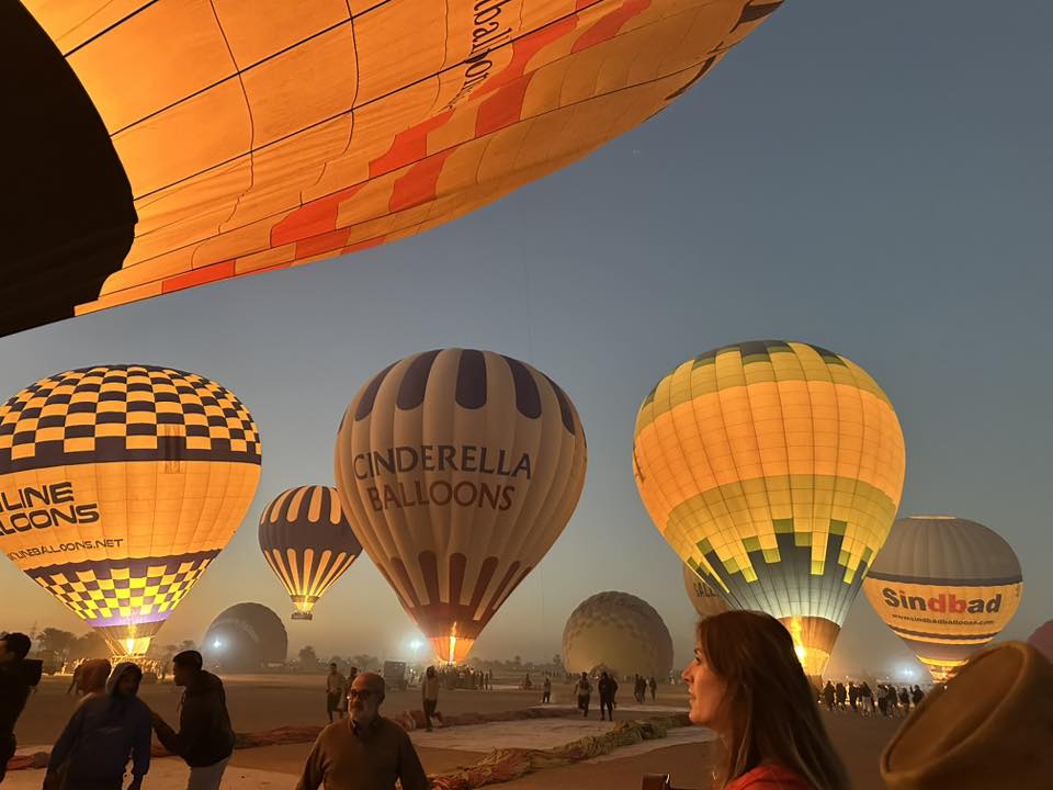 بهجة ومتعة لسياح العالم على متن رحلات البالون الطائر