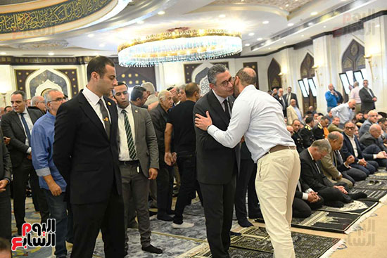وزير التموين يتلقى واجب العزاء