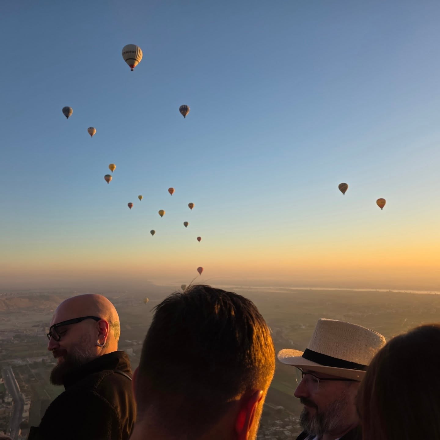 استمتاع السائحين من حول العالم على متن رحلات البالون الطائر استمتاع السائحين من حول العالم على متن رحلات البالون الطائر