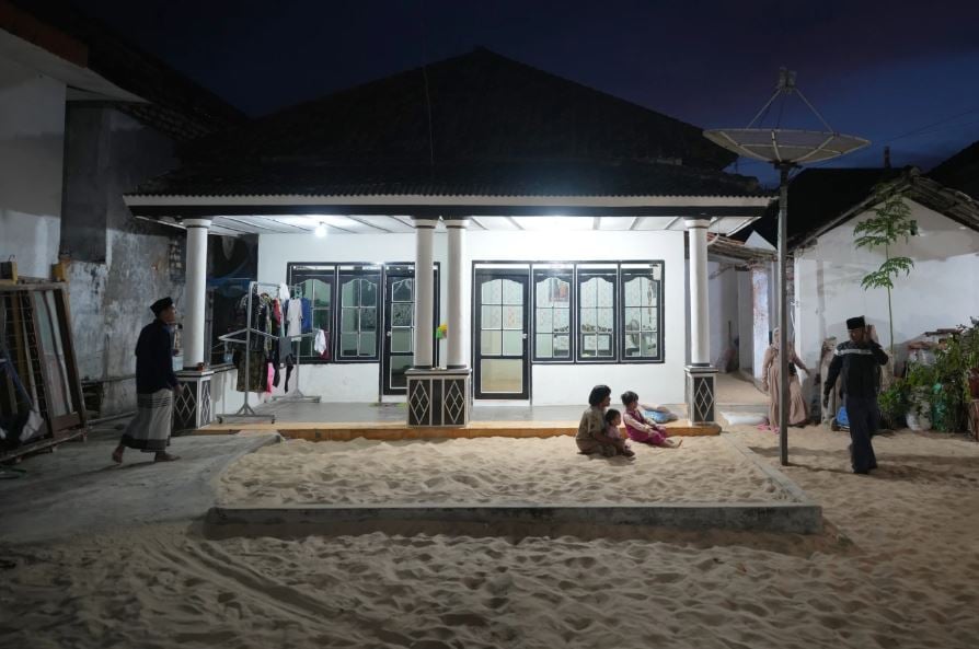 قرية إندونيسية تحافظ على تقاليد الحياة على الرمال (3)