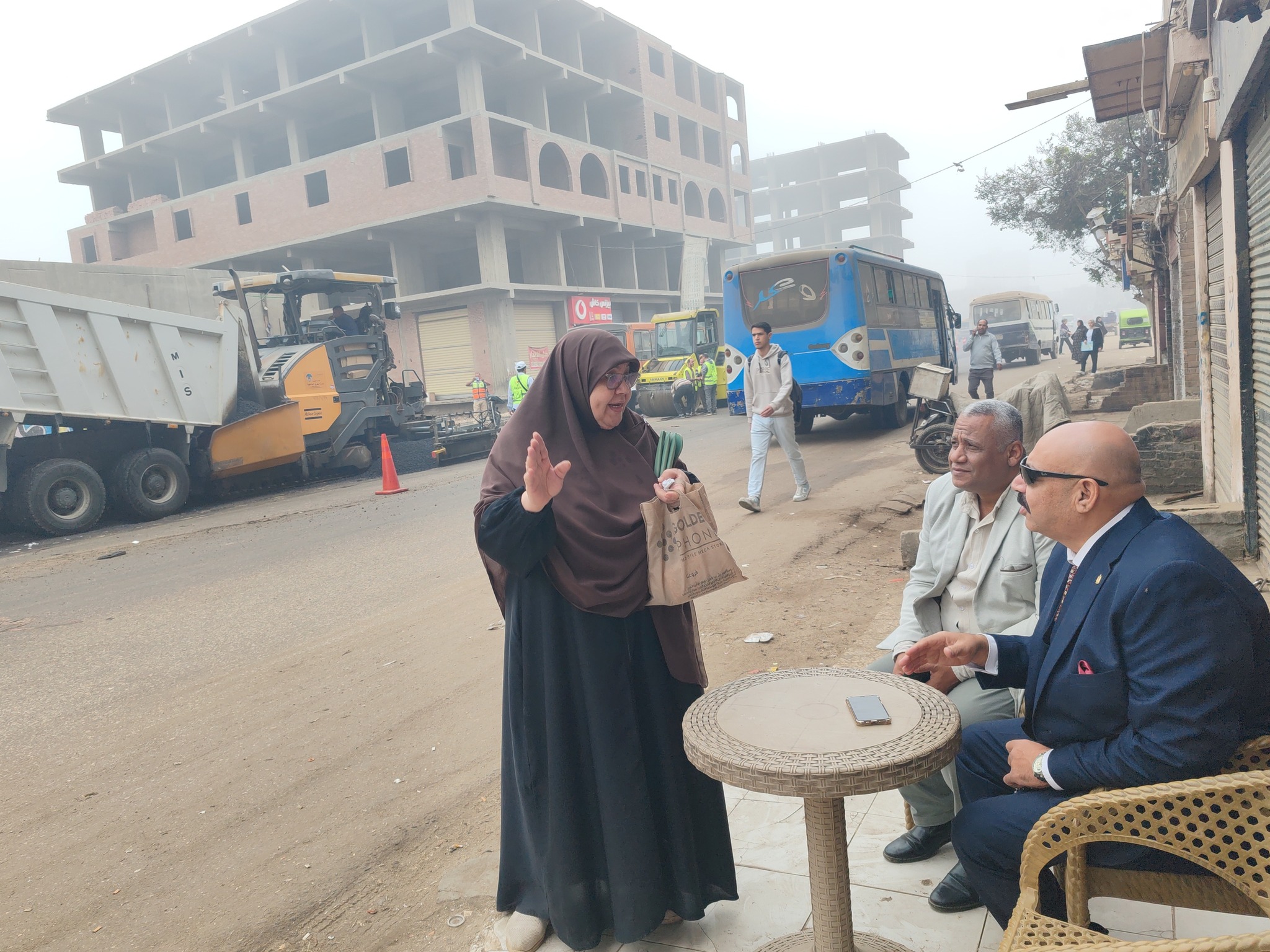 تلقي شكاوى المواطنيبن بالشارع تلقي شكاوى المواطنيبن بالشارع