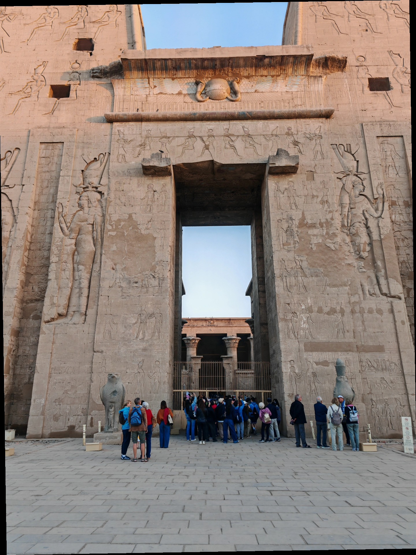 توافد الأفواج السياحية فى معابد شرق وغرب الأقصر توافد الأفواج السياحية فى معابد شرق وغرب الأقصر