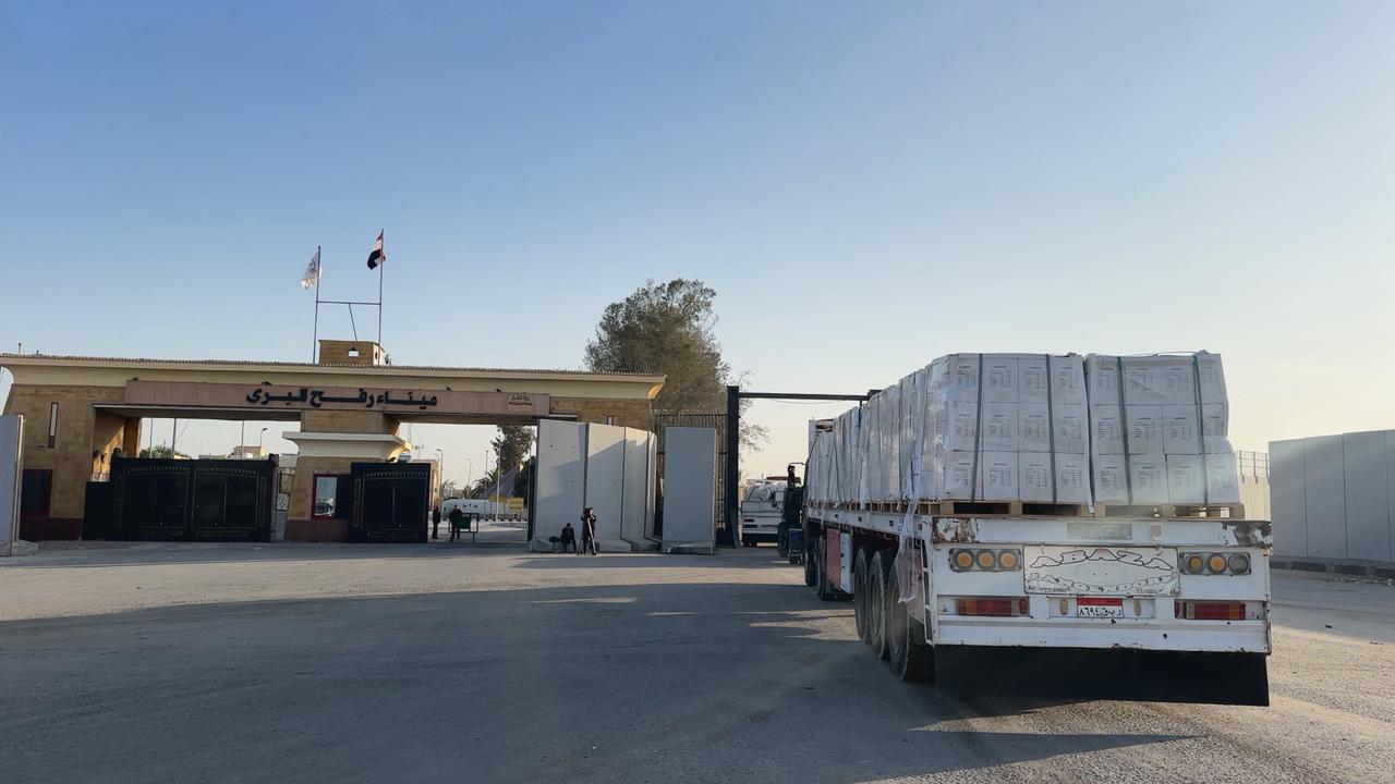 الهلال الأحمر المصري يطلق «زاد العزة» الـ77  (4)