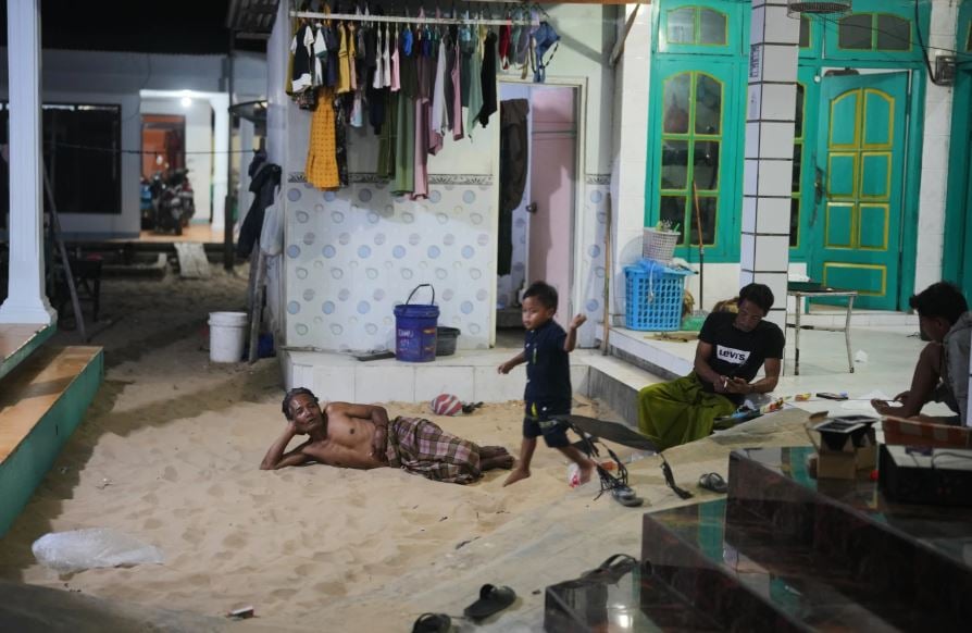 قرية إندونيسية تحافظ على تقاليد الحياة على الرمال (5)