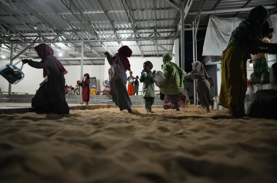 قرية إندونيسية تحافظ على تقاليد الحياة على الرمال (7)