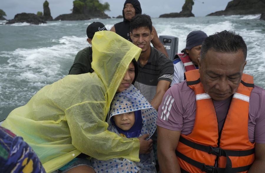 مقال مصور المهاجرون الفنزويليون يستخدمون طرقًا خطيرة في موجة الهجرة العكسية (1)