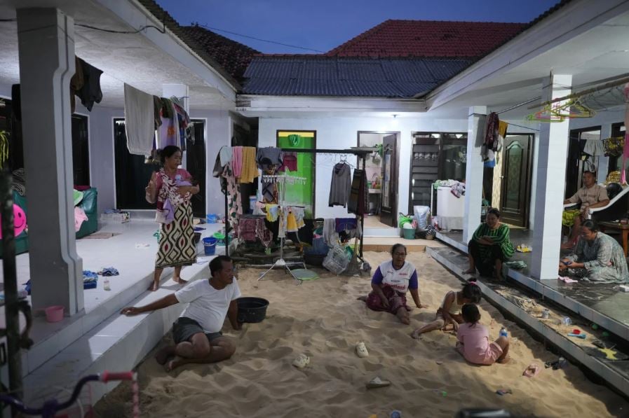 قرية إندونيسية تحافظ على تقاليد الحياة على الرمال (1)