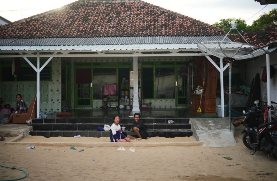 قرية إندونيسية تحافظ على تقاليد الحياة على الرمال (4)