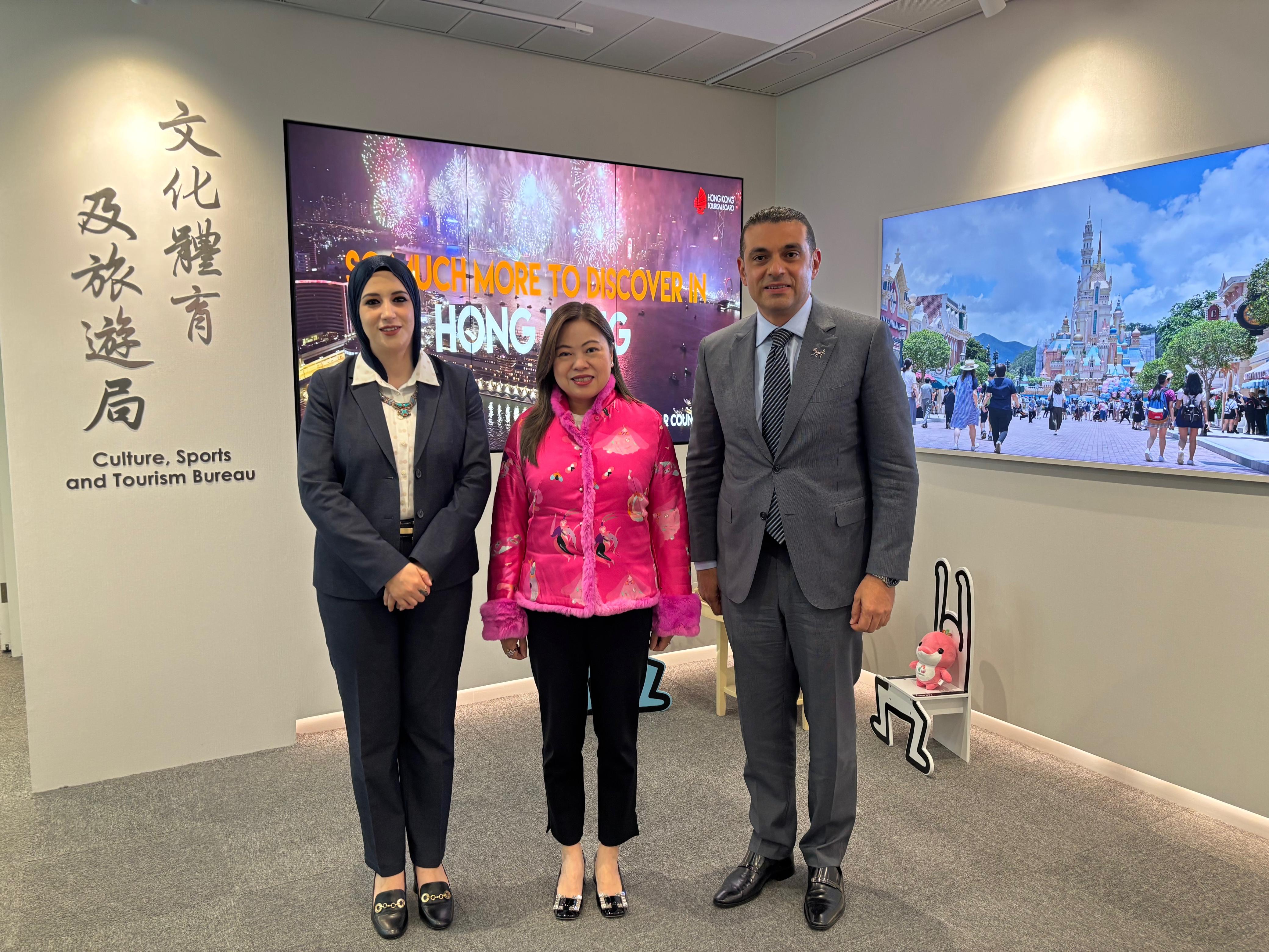 نائب وزير السياحة خلال لقائتها مع وزيرة الدولة للسياحة في هونج كونج نائب وزير السياحة خلال لقائتها مع وزيرة الدولة للسياحة في هونج كونج