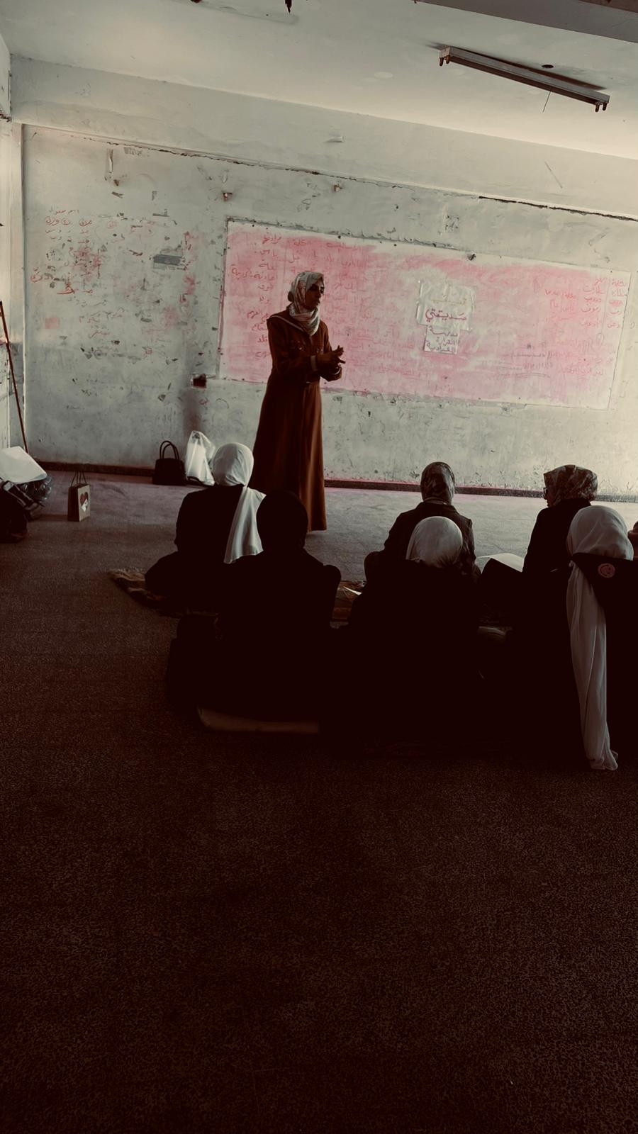 سمية وادي خلال إلقائها دروسا خلال الحرب