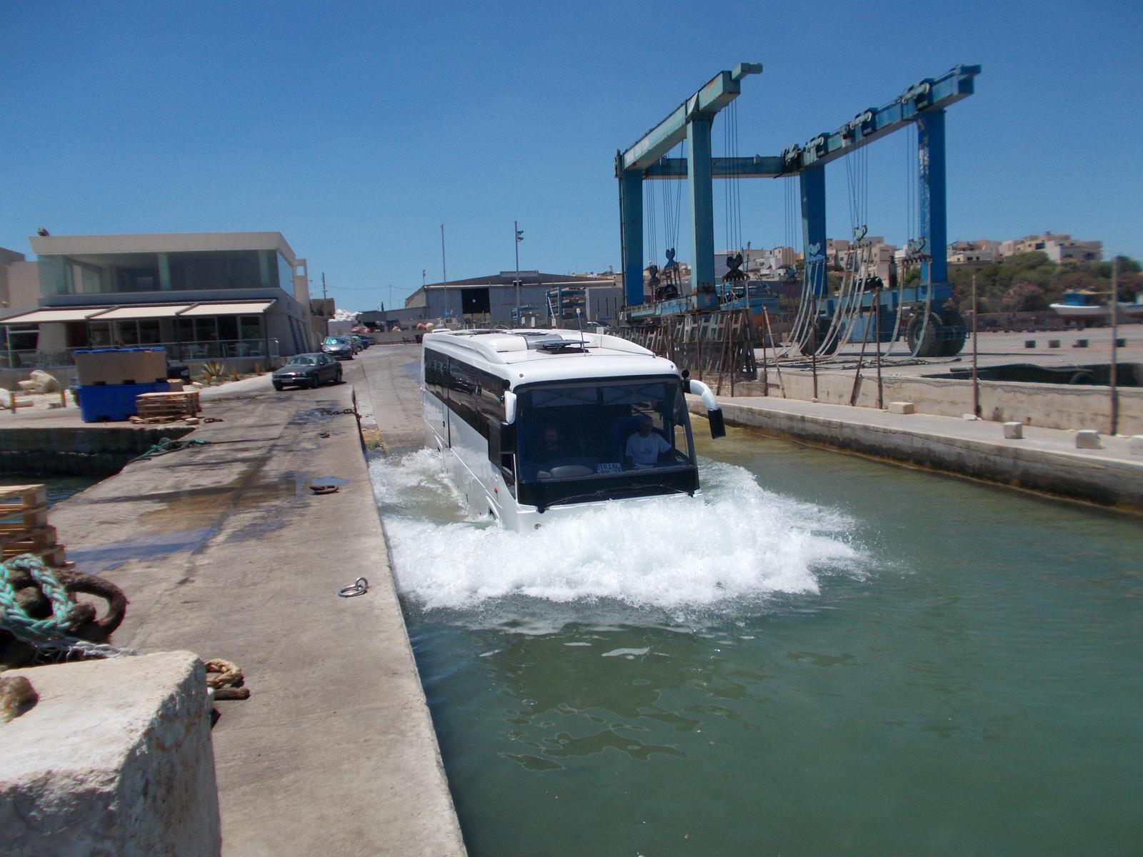 الاتوبيس داخل المياه