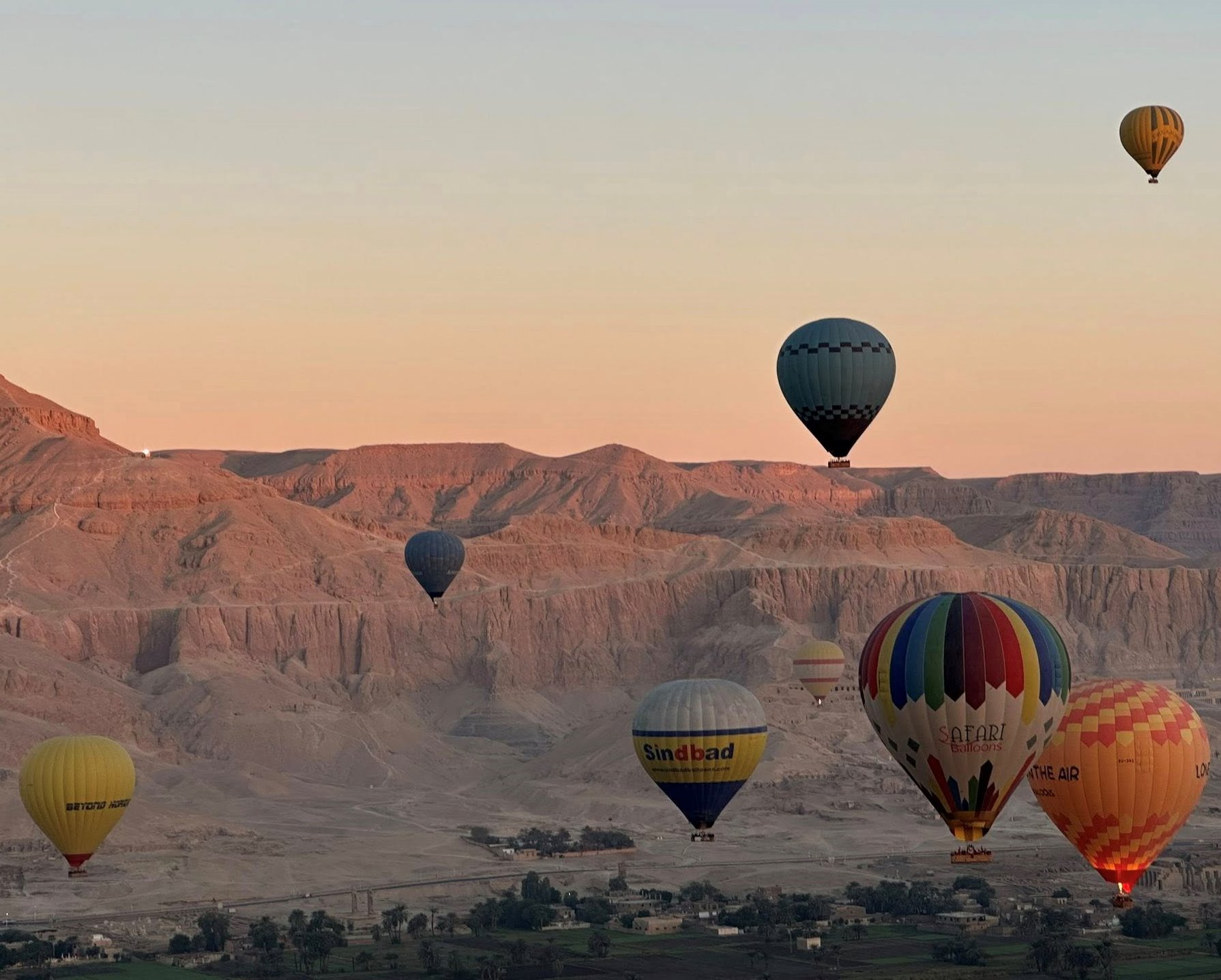 تحليق 60 رحلة بالون طائر في سماء الأقصر تقل 1350 سائح