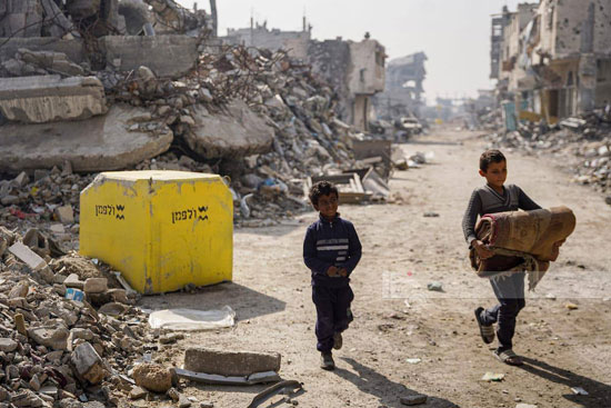 الأطفال يحملون المتعلقات البسطية بعد الخروج من منازلهم الأطفال يحملون المتعلقات البسطية بعد الخروج من منازلهم