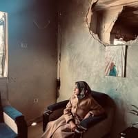 سمية وادي داخل بيت مدمر