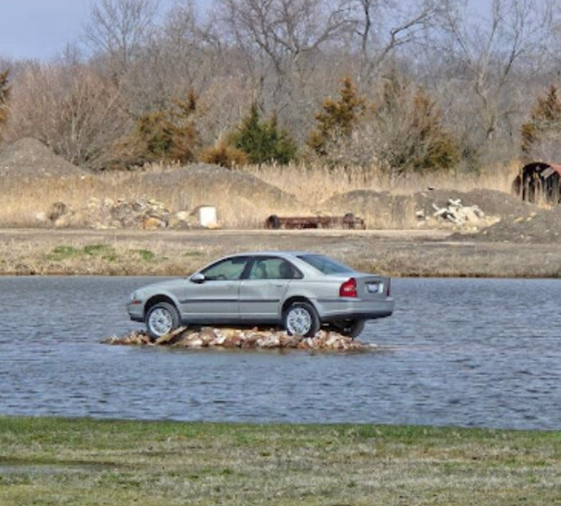 سيارة فى جزيرة تتحو لمعلم سياحي سيارة فى جزيرة تتحو لمعلم سياحي