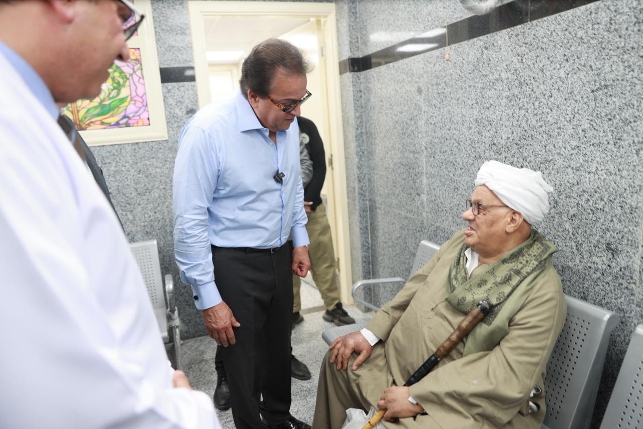 وزير الصحة يتفقد المرضى وزير الصحة يتفقد المرضى