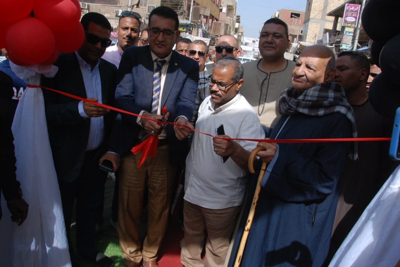 وكيل مديرية التموين بالأقصر ورئيس مدينة إسنا يفتتحان سوق اليوم الواحد