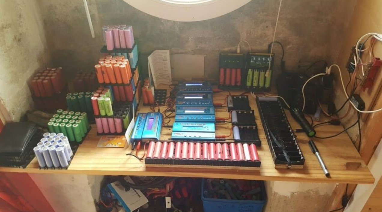 أثناء تجميع البطاريات 