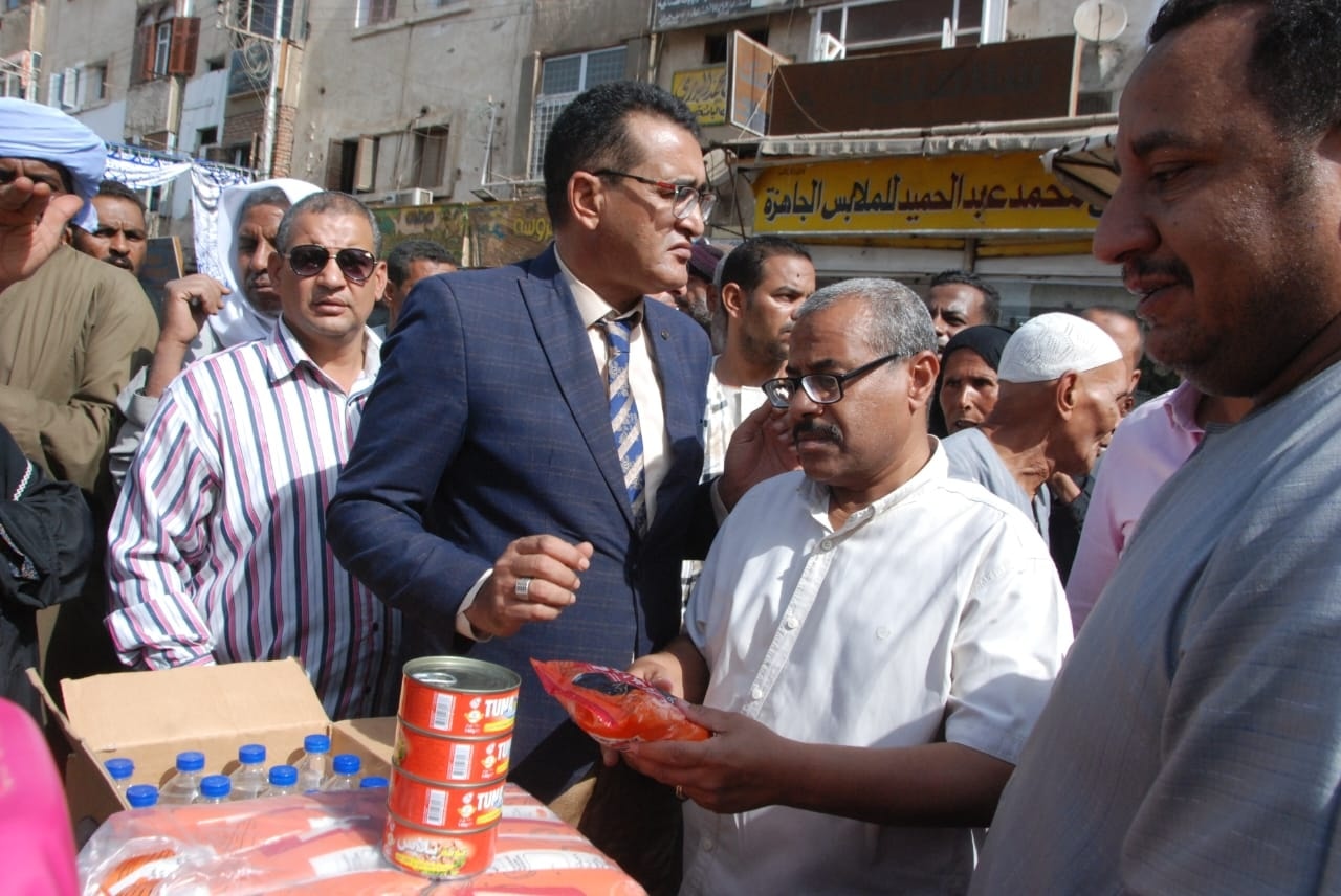 متابعة السلع فى سوق اليوم الواحد رقم 41 لدعم المواطنين بإسنا