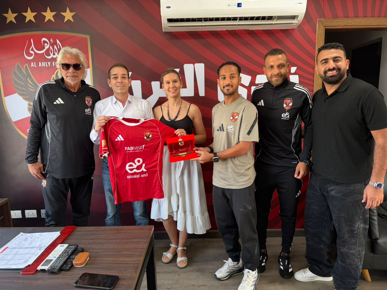 وليد سليمان مع مسئولي معهد برشلونة