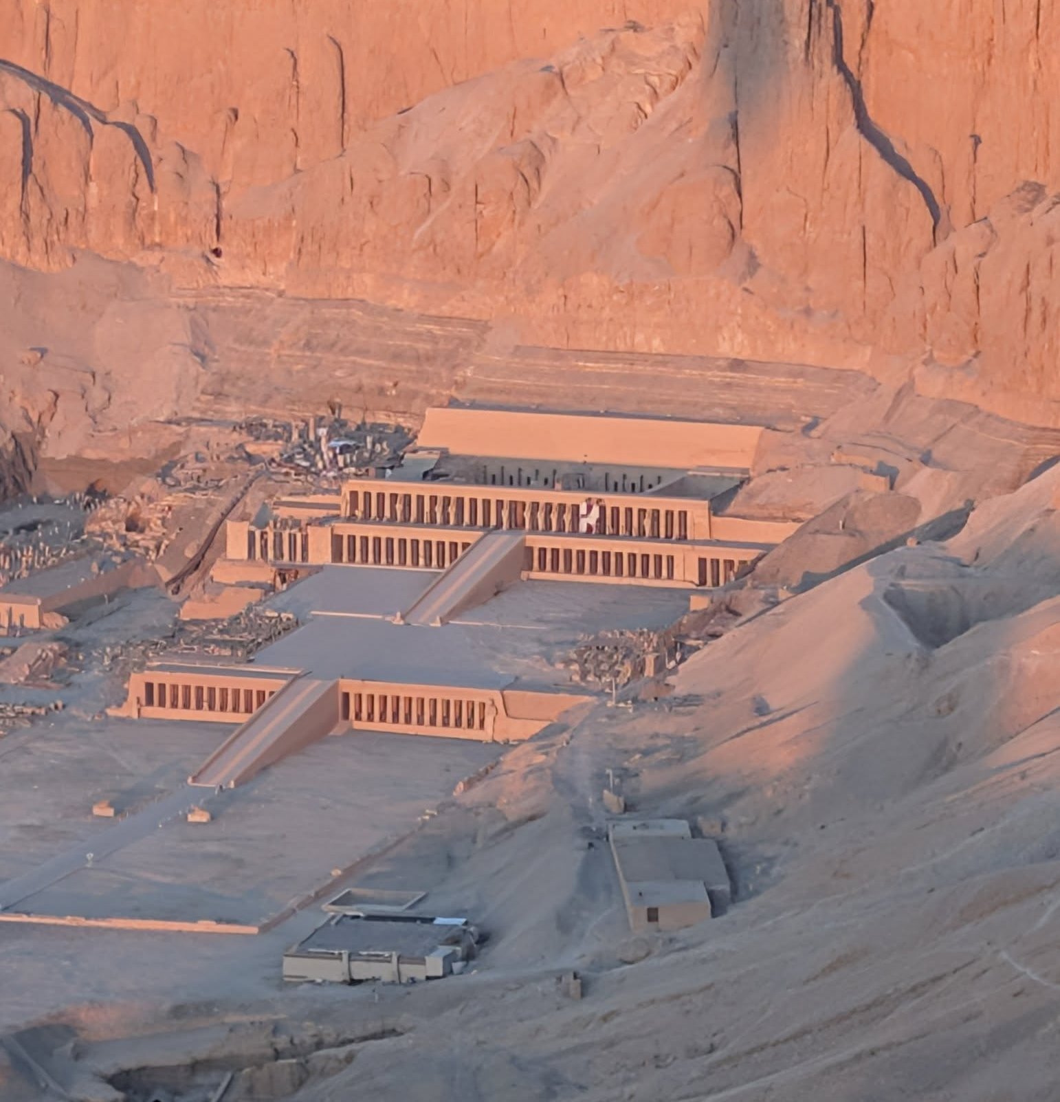 مشاهد ساحرة لمعابد ومقابر ملوك وملكات الأقصر من السماء بالبالون الطائر.. صور - اليوم السابع